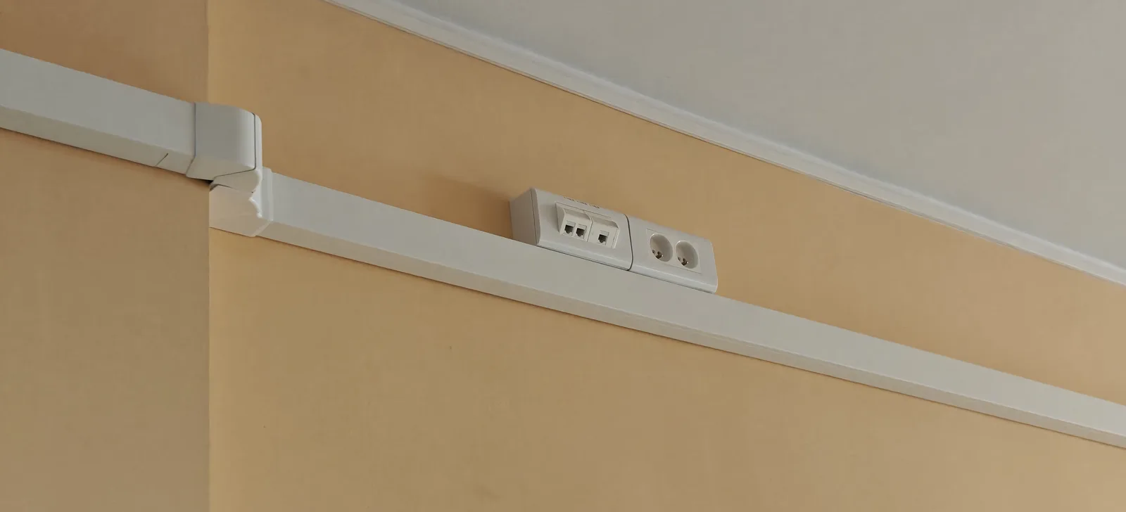 Gniazda zasilające i punkty LAN w korycie instalacyjnym