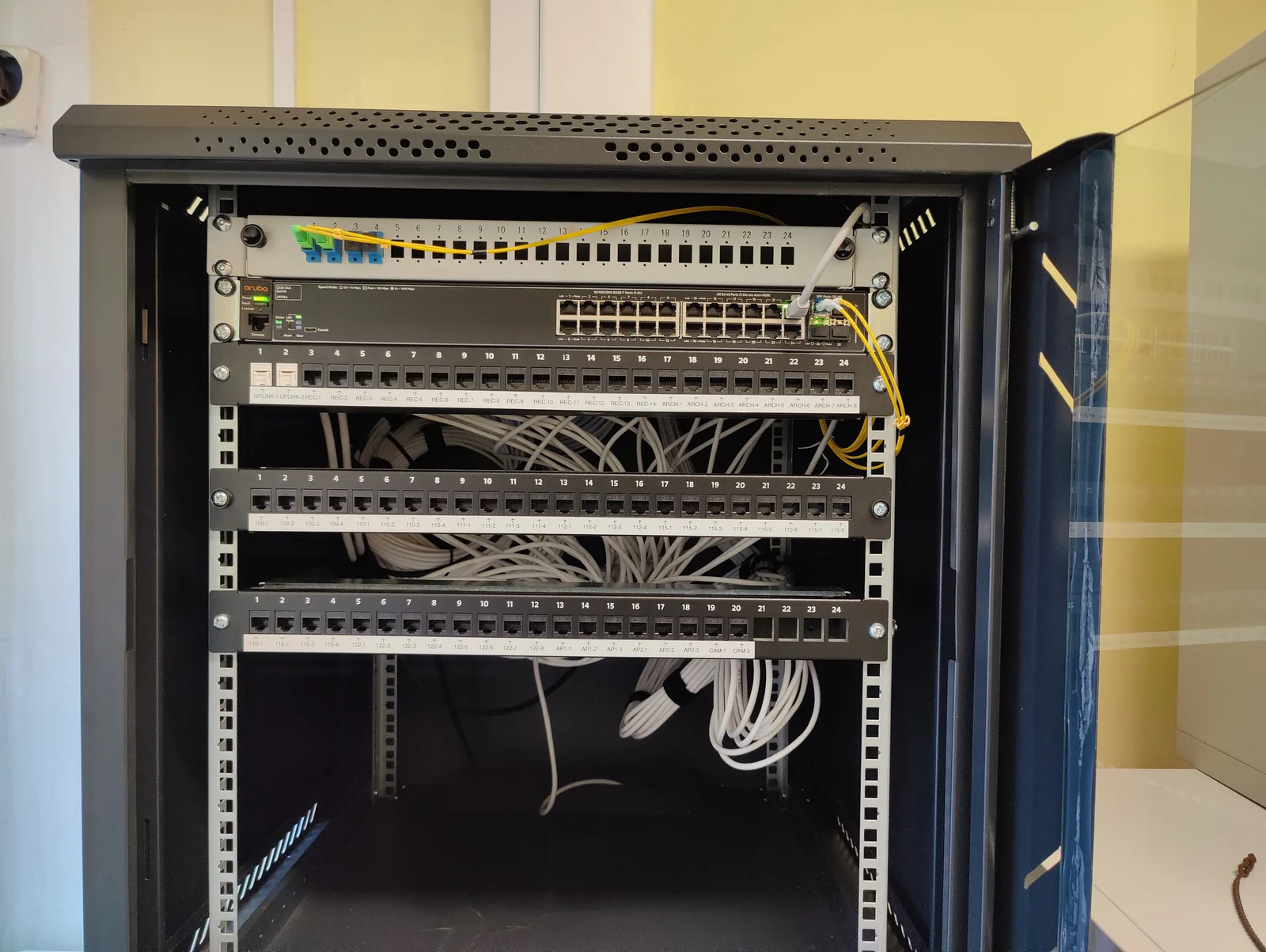 Kompleksowo wyposażona szafa rack z okablowaniem LAN i światłowodowym