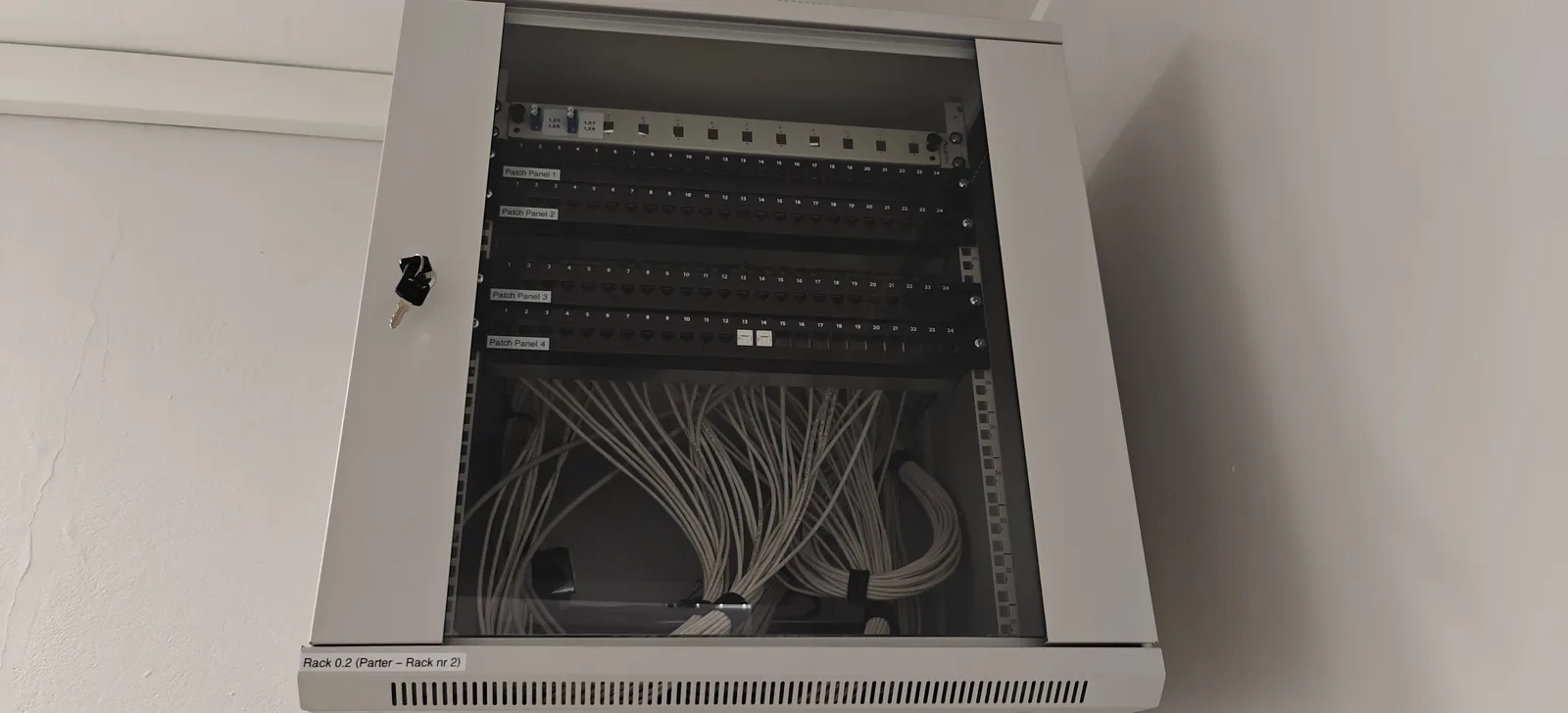 Naścienna szafa rack z przygotowanymi panelami LAN